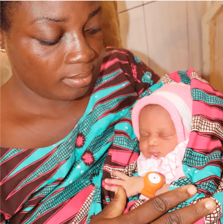 Au Bénin, un bracelet pour surveiller les bébés en sous-poids