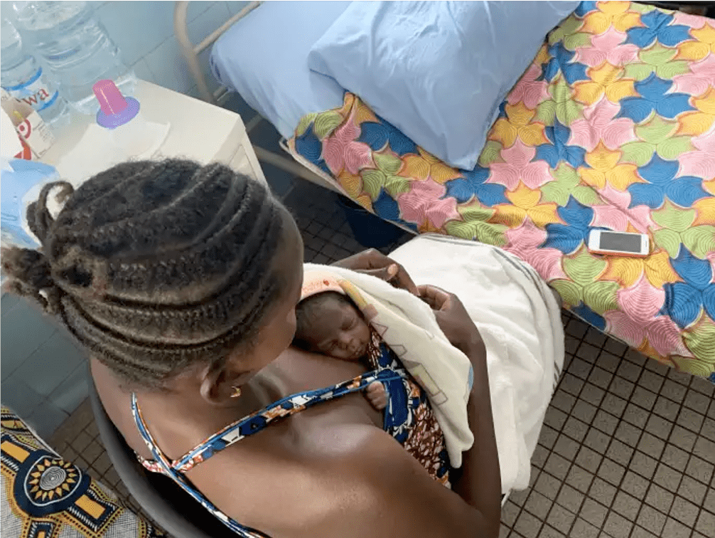 En Côte d’Ivoire, les bébés prématurés sauvés par la méthode « mère kangourou »