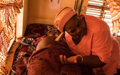 La sage-femme, fragile pilier de la lutte contre la mortalité maternelle